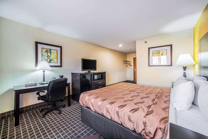 1 King Bed (10 of 13)