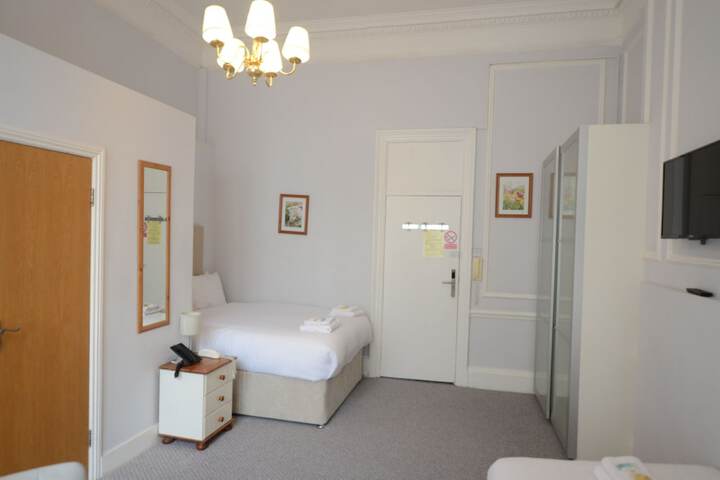 Room 210 of 371