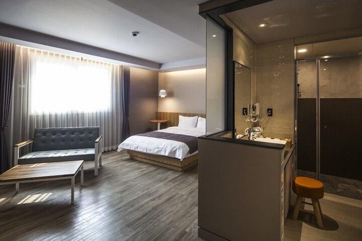 Room 13 of 107