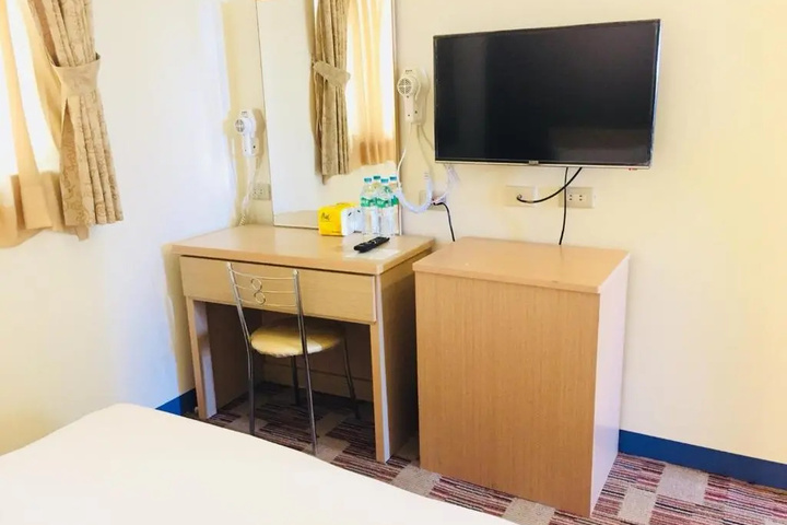 Room 6 of 12