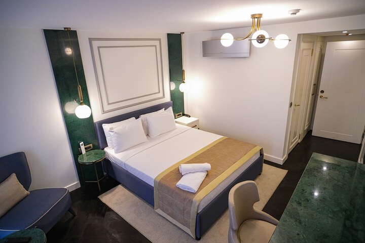 Room 27 of 86