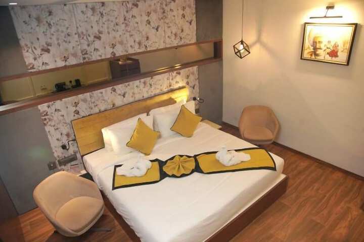 Room 5 of 10