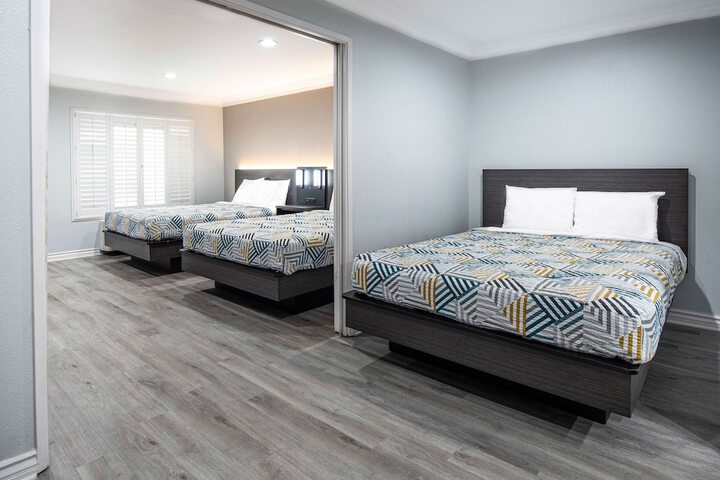 2 Queen Beds (8 of 11)