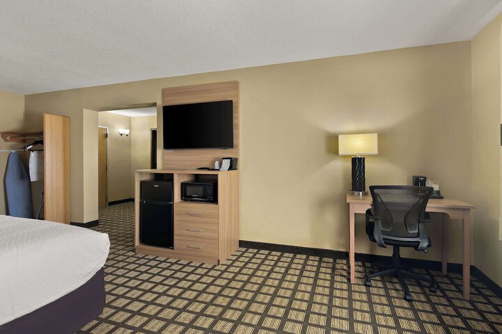 1 King Bed (8 of 12)