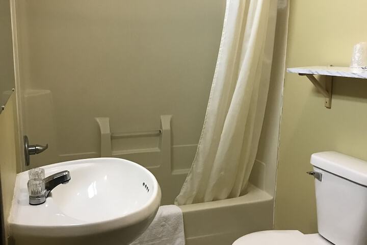 1 Queen Bed (11 of 12)