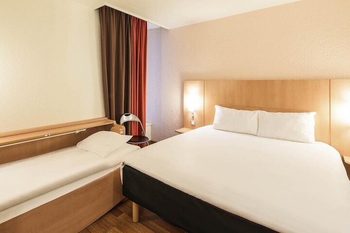 Room 3 of 92
