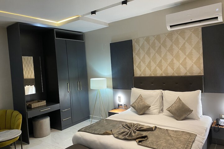 Room 2 of 41
