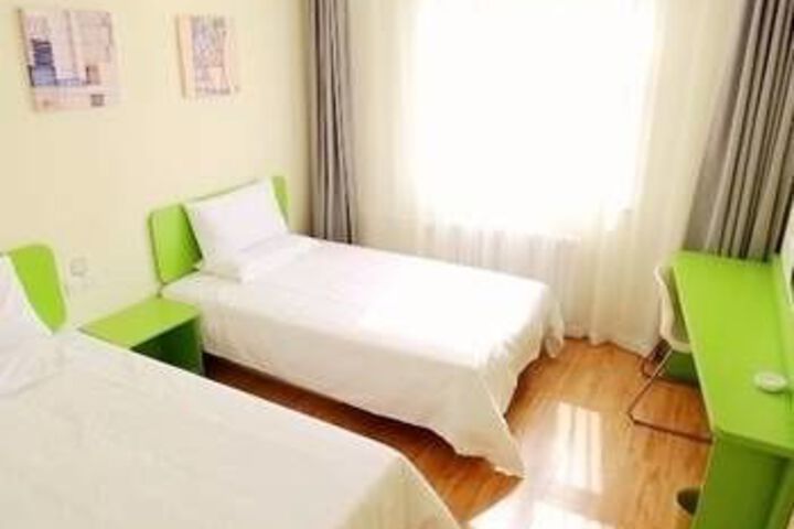 Room 4 of 7