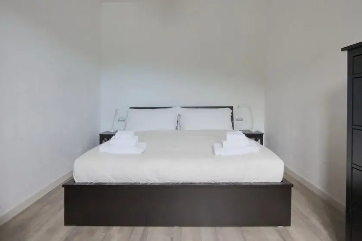 Room 5 of 16