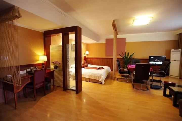 Room 6 of 11