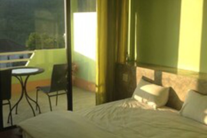 Room 13 of 18
