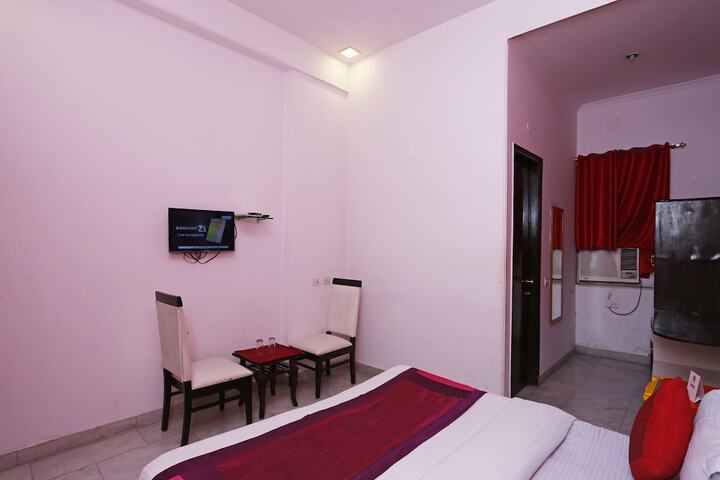 Room 8 of 18