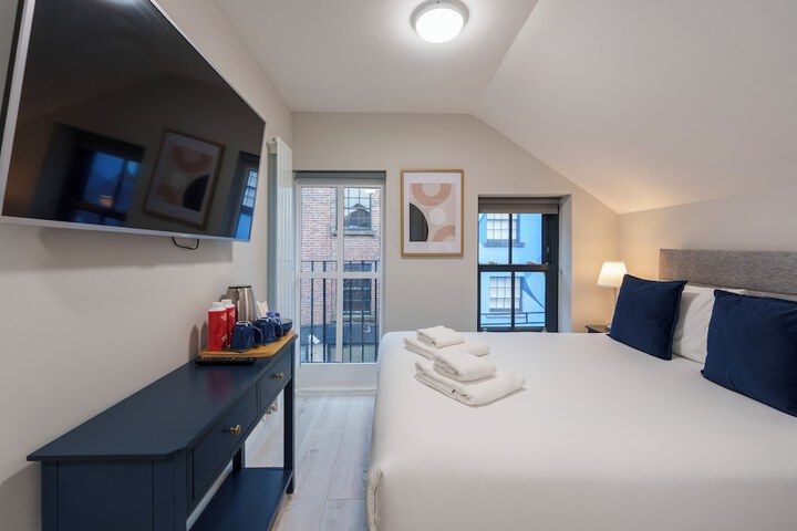 Room 3 of 106