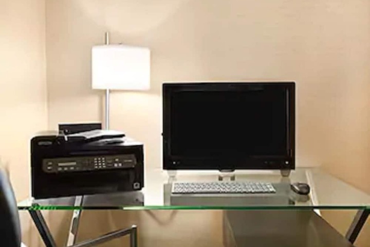 Business Center 15 of 19
