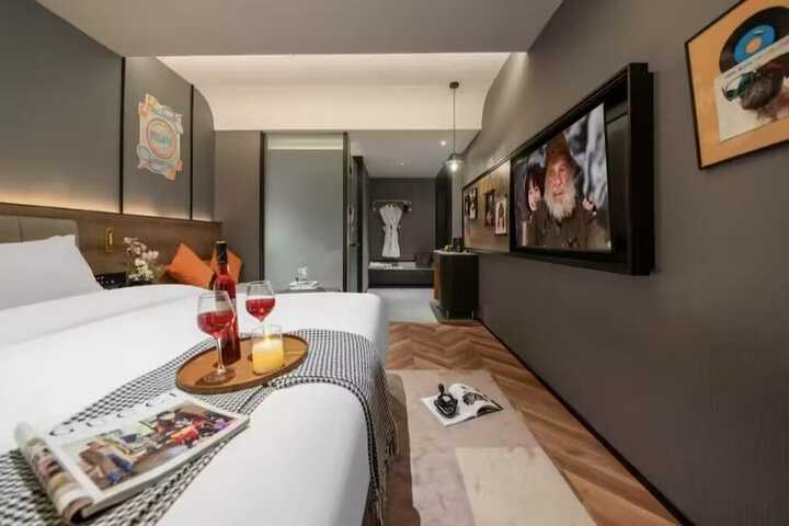 Room 13 of 28