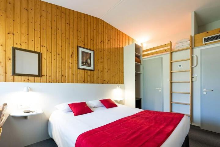 Room 13 of 28