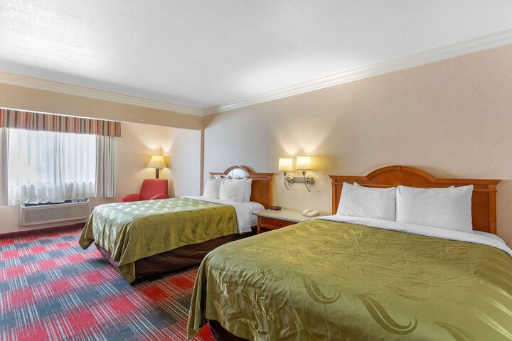 2 Queen Beds (12 of 25)