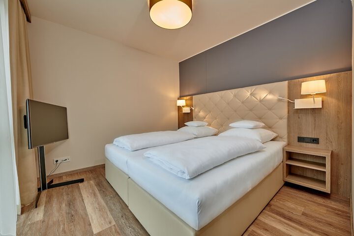 Room 8 of 106