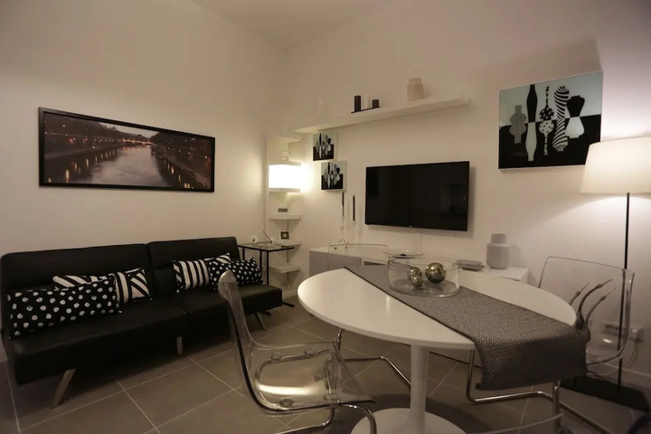 Room 5 of 12