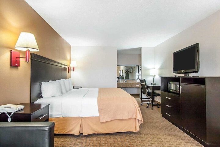1 King Bed (3 of 4)