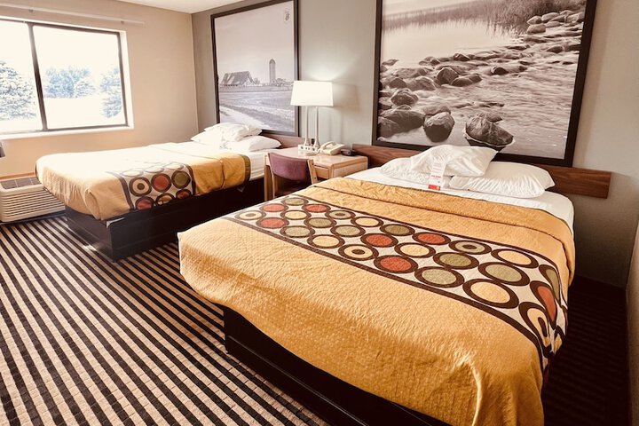 1 Queen Bed (16 of 26)