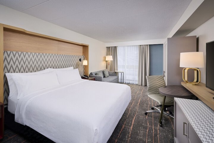 1 King Bed (3 of 9)