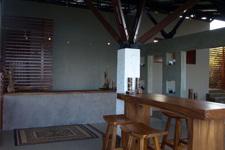 Lounge 78 of 126