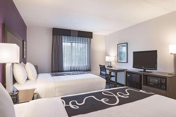 1 Queen Bed (17 of 24)