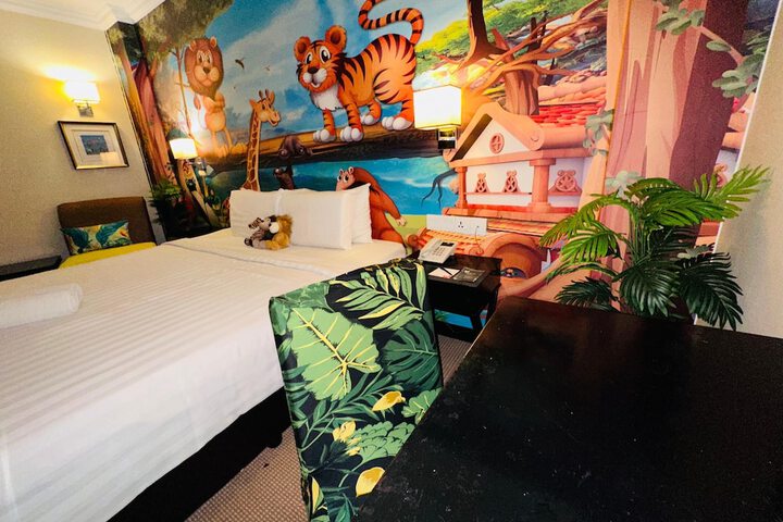 Room 32 of 97