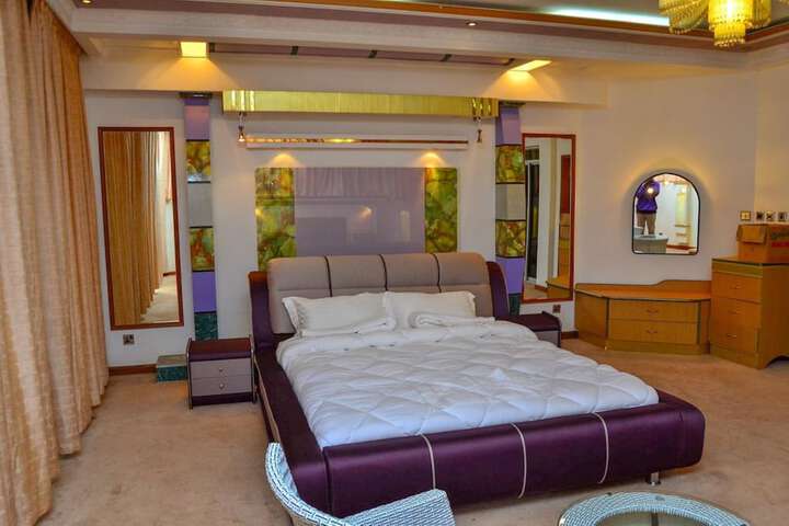 Room 10 of 25