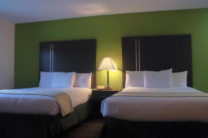 2 Queen Beds (1 of 14)