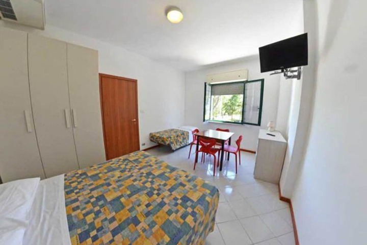 Room 6 of 15