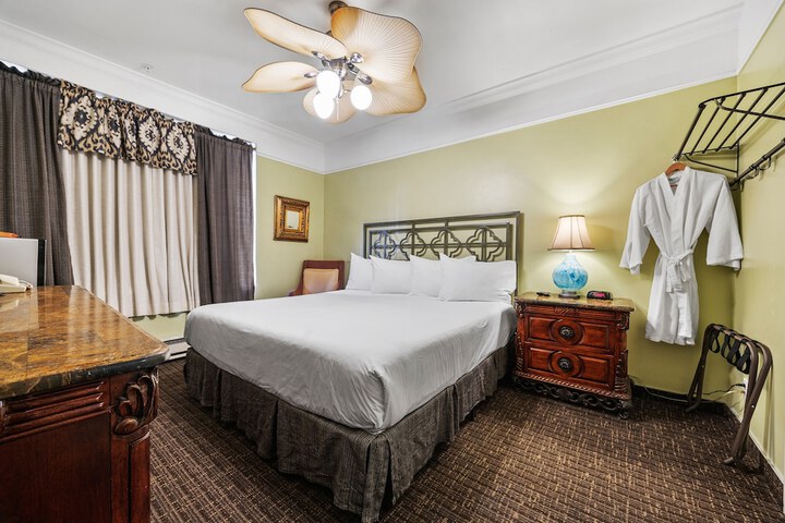 1 King Bed (15 of 17)