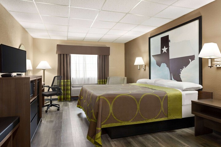 1 King Bed (2 of 11)