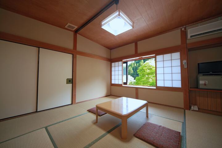 Room 8 of 83