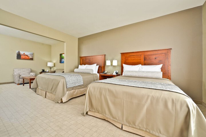 Accessible 2 Queen Mobility Accessible Communication Assistance Bathtub Microwave and Refrigerator WiFi Full Breakfast (1 of 15)