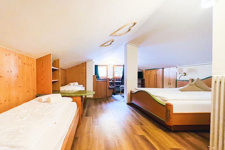 Room 26 of 142
