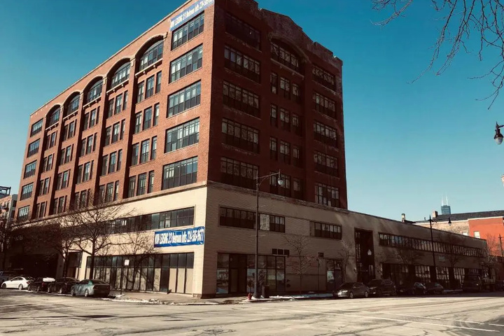 Image of McCormick Place spacious 3br 2ba designer suite with optional parking for 8 guests