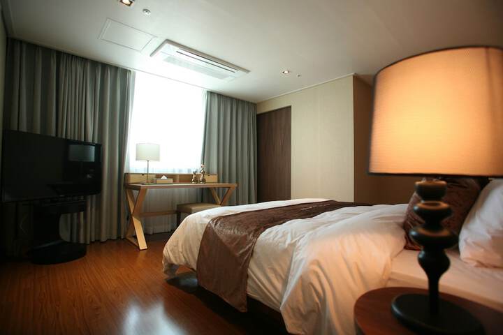 Room 8 of 83