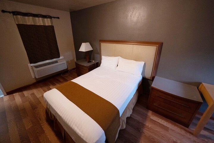 Double Executive Queen Bed (3 of 4)