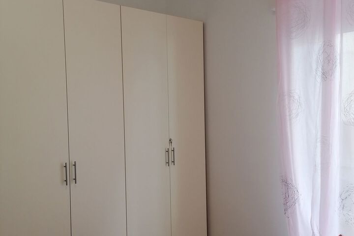 Room 32 of 38