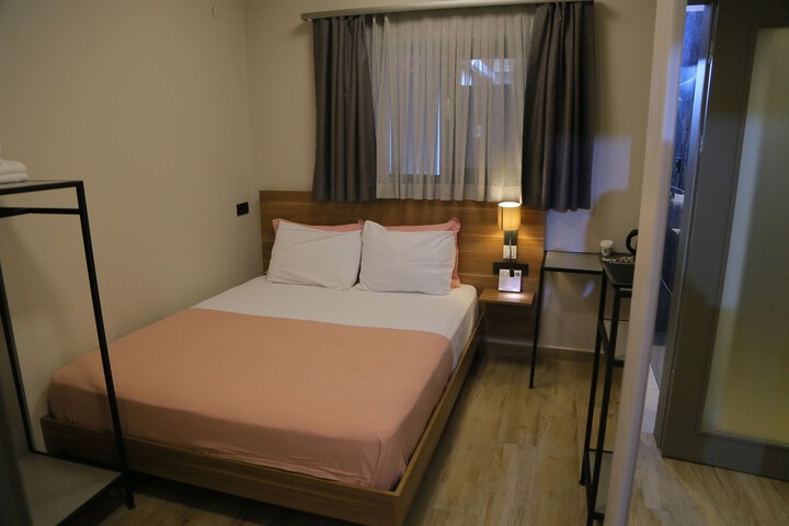 Room 3 of 73