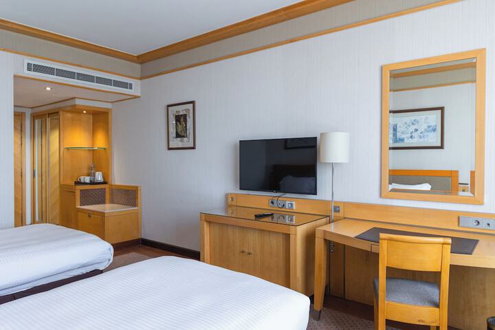 Room 28 of 135