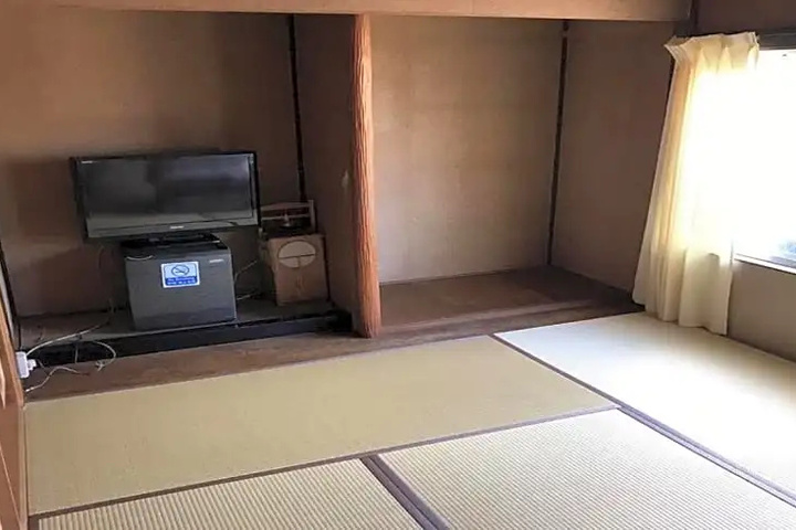 Room 6 of 12