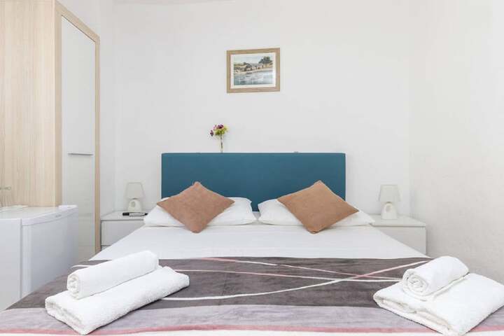 Room 4 of 80