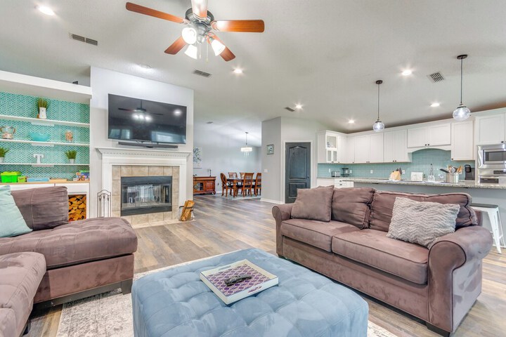 Spacious Home w / Sunroom 15 Mi to Pensacola!