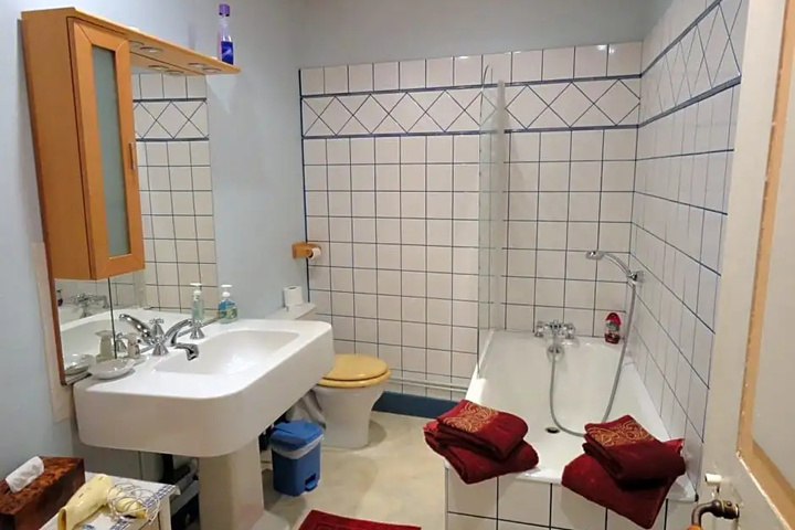 Room 6 of 12