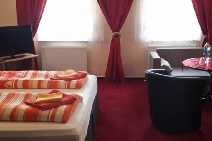 Room 4 of 8