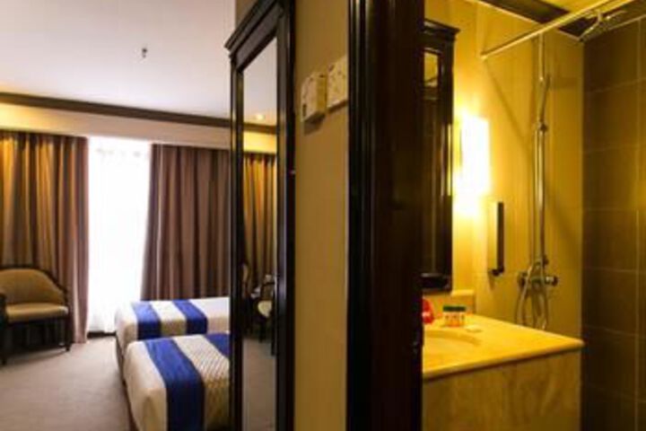 Room 9 of 25