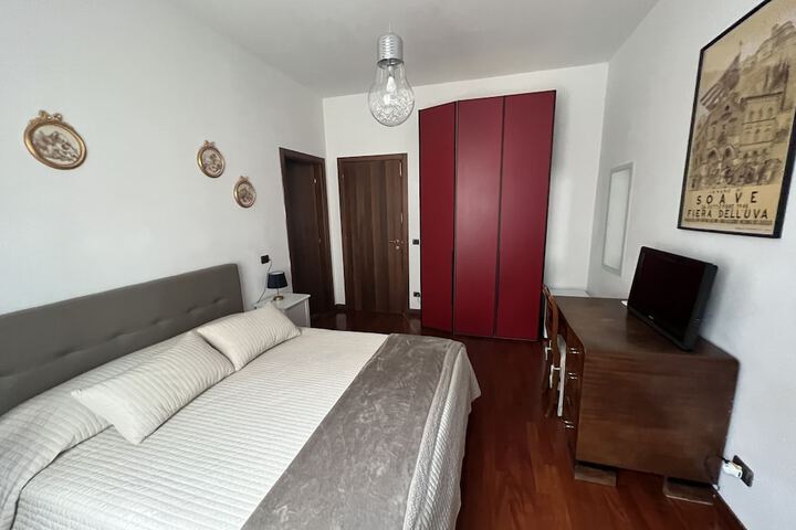 Room 9 of 34